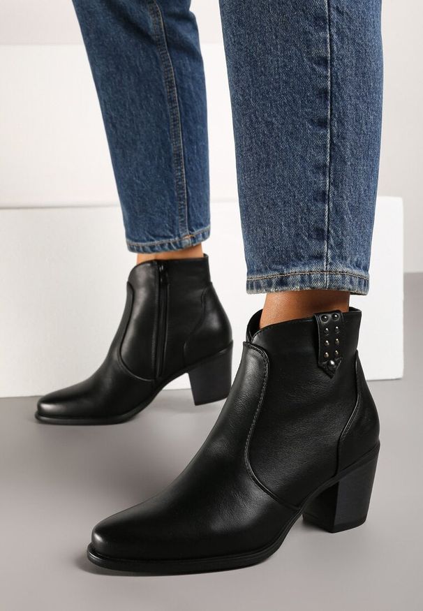 Renee - Czarne Botki na Słupku w Stylu Kowbojek z Ozdobnymi Napami Elzinna. Kolor: czarny. Materiał: koronka, wełna. Szerokość cholewki: normalna. Wzór: aplikacja. Obcas: na słupku. Styl: klasyczny, elegancki. Wysokość obcasa: średni