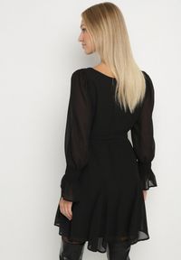 Born2be - Czarna Sukienka Vices z Siateczkowymi Rękawami i Wiązanym Paskiem Resnala. Okazja: na co dzień. Typ kołnierza: dekolt kwadratowy. Kolor: czarny. Materiał: materiał. Typ sukienki: rozkloszowane. Styl: casual, elegancki #3