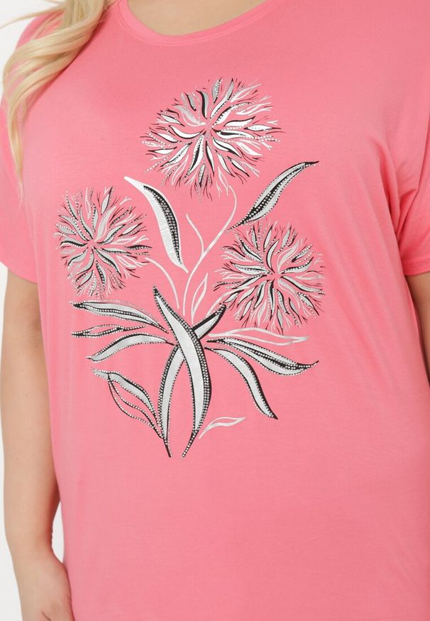 Born2be - Różowa Bluzka Ozdobiona Cyrkoniami i Metalicznym Nadrukiem Ralilena. Okazja: na co dzień. Kolor: różowy. Materiał: jeans. Długość rękawa: krótki rękaw. Długość: krótkie. Wzór: aplikacja, nadruk. Styl: casual