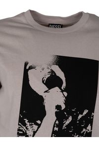 Diesel T-Shirt "Just" | A038130QCAH | Mężczyzna | Piaskowy. Okazja: na co dzień. Materiał: bawełna. Długość: długie. Wzór: jednolity, nadruk. Sezon: lato. Styl: elegancki, casual #4