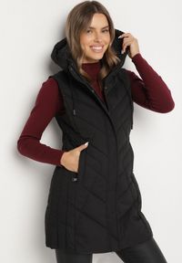 Born2be - Czarna Taliowana Kamizelka z Pikowanymi Przeszyciami i Kapturem Tuloria. Okazja: na spacer. Kolor: czarny. Materiał: jeans #7