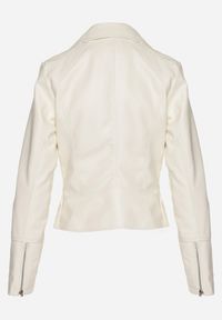 Born2be - Jasnobeżowa Kurtka Ramoneska o Klasycznym Taliowanym Kroju Melonira. Okazja: na co dzień. Kolor: beżowy. Materiał: jeans. Styl: klasyczny #5