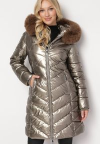 Born2be - Złota Metaliczna Kurtka Pikowana z Kapturem Eclaris. Okazja: na co dzień. Typ kołnierza: kaptur. Kolor: złoty. Materiał: jeans, futro. Długość rękawa: długi rękaw. Długość: długie. Wzór: aplikacja. Styl: casual, elegancki #5