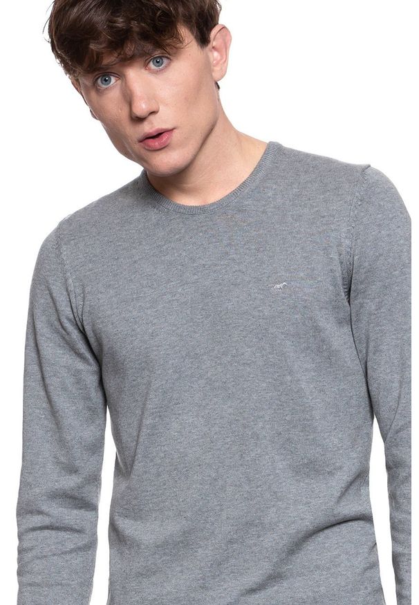 Mustang - MĘSKI SWETER MUSTANG Basic C-Neck Jumper MID GREY MELANGE 1006812 4140. Materiał: jeans, bawełna. Sezon: lato. Styl: klasyczny, elegancki