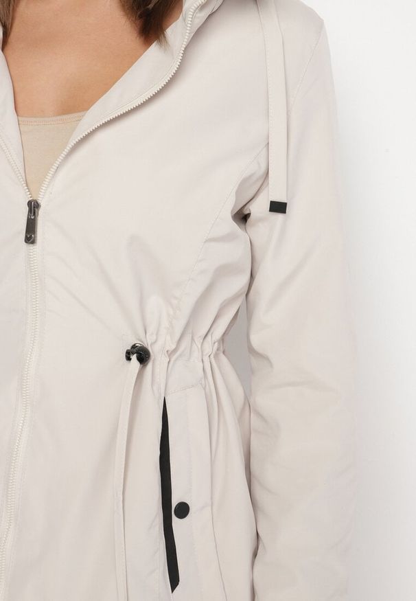 Born2be - Jasnobeżowa Kurtka Parka ze Sznurkiem w Talii i Kapturem Teridi. Okazja: na co dzień. Kolor: beżowy. Materiał: jeans. Długość rękawa: długi rękaw. Długość: długie. Styl: elegancki, casual