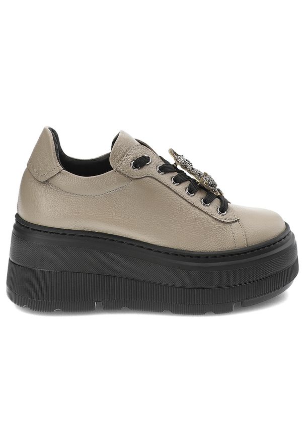 Beżowe Sneakersy Karino Modne Obuwie Damskie Z Broszką. Okazja: na spacer, na co dzień. Kolor: beżowy. Materiał: skóra, guma. Wzór: aplikacja. Obcas: na platformie. Styl: elegancki, casual, klasyczny