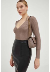 Guess torebka kolor brązowy. Kolor: brązowy. Materiał: pikowane. Rodzaj torebki: na ramię #2