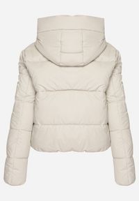 Born2be - Biała Pikowana Kurtka Puffer z Kapturem i Ozdobnymi Taśmami Relania. Okazja: na spacer, na co dzień. Typ kołnierza: kaptur. Kolor: biały. Materiał: dzianina, skóra, poliester. Styl: casual #7