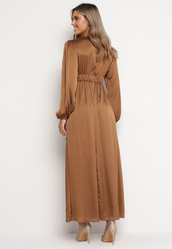 Born2be - Brązowa Maxi Rozkloszowana Sukienka z Gładkiej Tkaniny z Kopertowym Dekoltem i Luźnymi Rękawami Smruti. Kolor: brązowy. Materiał: tkanina. Wzór: gładki. Typ sukienki: kopertowe. Długość: maxi