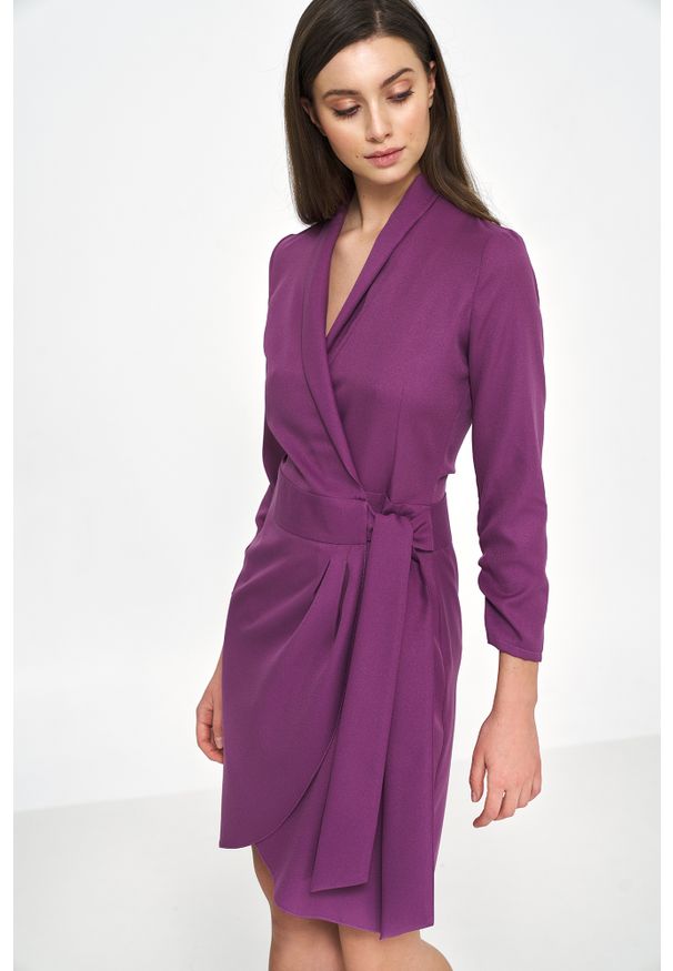Nife - Kopertowa Sukienka z Wiązaniem - Purpurowa. Kolor: fioletowy. Materiał: poliester, elastan. Typ sukienki: kopertowe