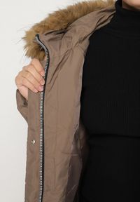 Born2be - Brązowa Pikowana Kurtka z Kapturem z Futerkiem Ruvite. Typ kołnierza: kaptur. Kolekcja: plus size. Kolor: brązowy. Materiał: futro