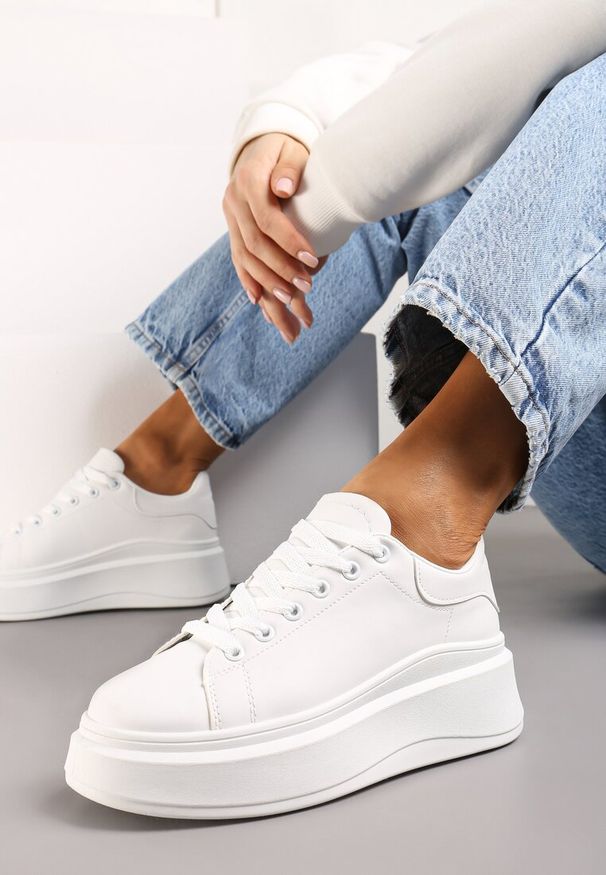 Renee - Białe Sznurowane Sneakersy na Niskiej Platformie z Imitacji Skóry Ajanfa. Kolor: biały. Materiał: skóra. Obcas: na platformie