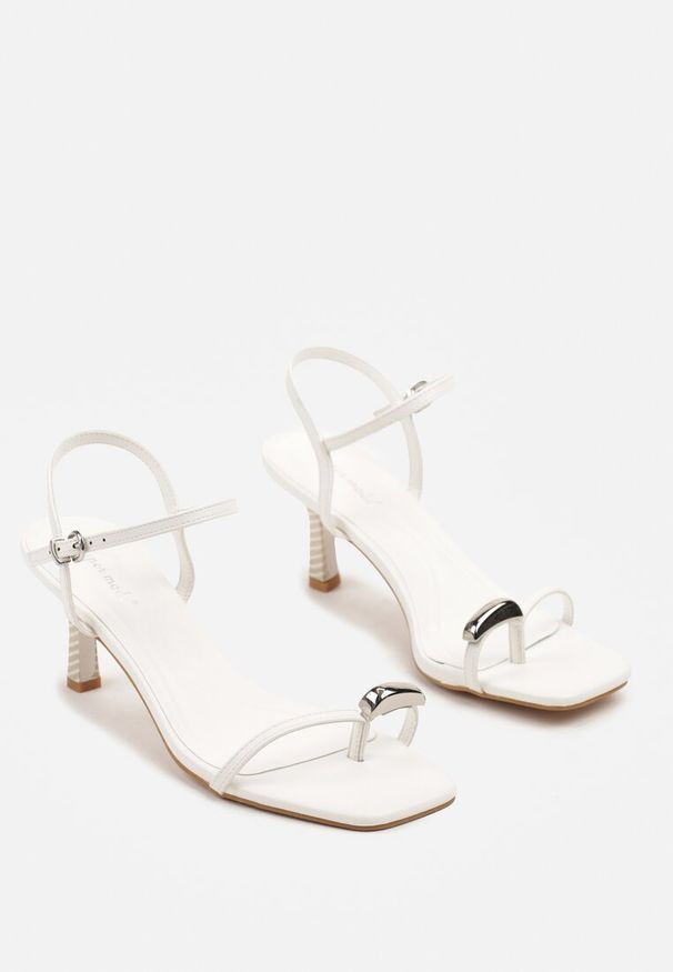 Renee - Białe Sandały na Szpilce Typu Japonki z Ozdobą na Palec Senadaria. Okazja: na co dzień, na spotkanie biznesowe. Zapięcie: pasek. Kolor: biały. Wzór: aplikacja. Sezon: lato. Obcas: na szpilce. Styl: biznesowy, casual, elegancki. Wysokość obcasa: średni