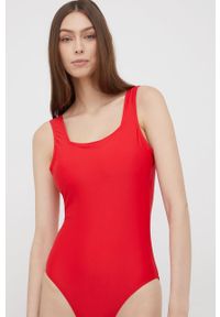 outhorn - Outhorn jednoczęściowy strój kąpielowy kolor czerwony lekko usztywniona miseczka. Kolor: czerwony. Materiał: dzianina. Wzór: gładki