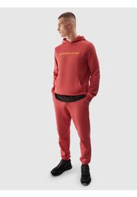 4f - Spodnie dresowe joggery męskie - koralowe. Kolor: różowy. Materiał: dresówka. Wzór: ze splotem, gładki. Sport: fitness #1