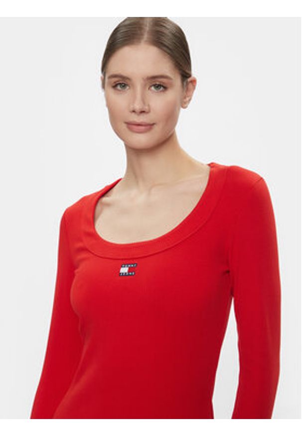 Tommy Jeans Sukienka dzianinowa Tjw Badge Rib Bodycon Ls DW0DW17424 Czerwony Slim Fit. Kolor: czerwony. Materiał: bawełna. Typ sukienki: bodycon