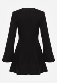 Renee - Czarna Rozkloszowana Sukienka VICES z Rozszerzanymi Rękawami Natileza. Okazja: na randkę, na imprezę. Kolor: czarny #6