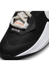 Buty do koszykówki Nike Air Zoom Coossover Jr DC5216 004 czarne czarne. Kolor: czarny. Materiał: syntetyk, guma, tkanina. Szerokość cholewki: normalna. Model: Nike Zoom. Sport: koszykówka