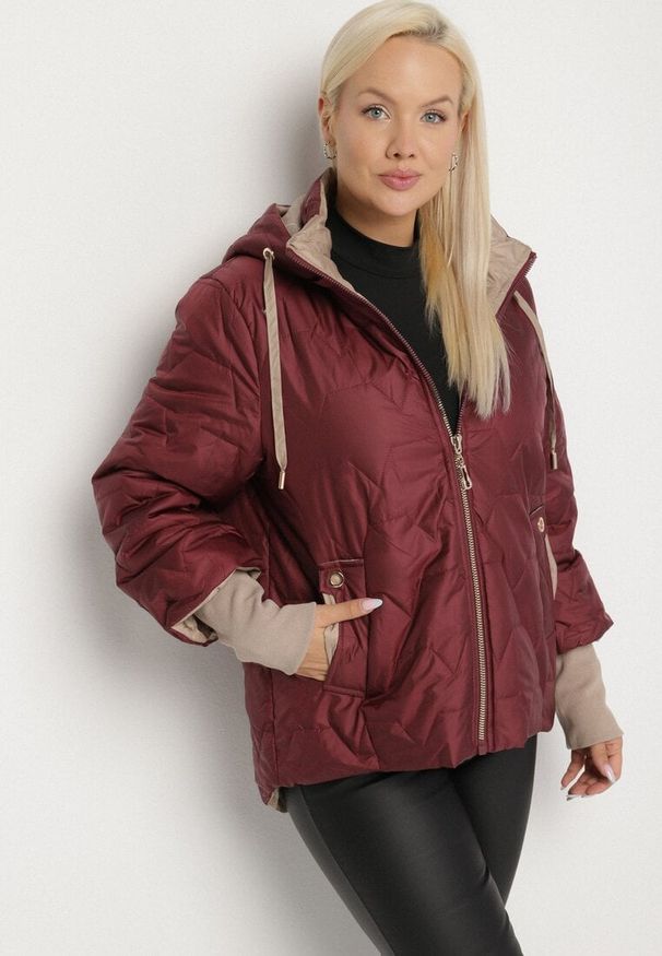 Born2be - Czerwona Pikowana Kurtka z Kapturem i Przedłużonym Tyłem Tulunia. Okazja: na spacer. Typ kołnierza: kaptur. Kolekcja: plus size. Kolor: czerwony. Materiał: jeans. Wzór: aplikacja. Styl: elegancki