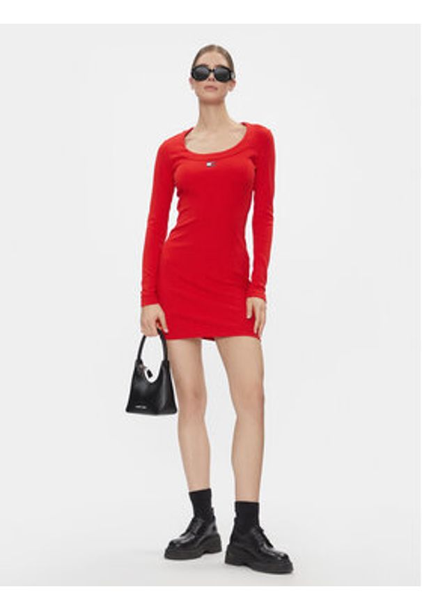 Tommy Jeans Sukienka dzianinowa Tjw Badge Rib Bodycon Ls DW0DW17424 Czerwony Slim Fit. Kolor: czerwony. Materiał: bawełna. Typ sukienki: bodycon