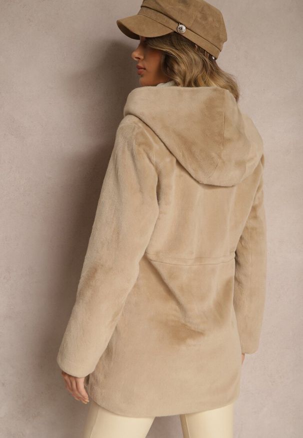 Renee - Beżowa Futrzana Kurtka Parka z Kapturem Evelinne. Okazja: na co dzień. Typ kołnierza: kaptur. Kolor: beżowy. Materiał: futro. Wzór: moro. Styl: casual, klasyczny, elegancki, militarny