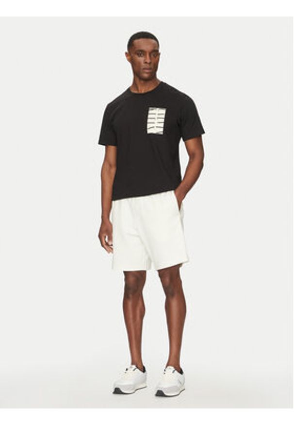Calvin Klein Jeans T-Shirt Serif Box Graphic J30J327474 Czarny Regular Fit. Kolor: czarny. Materiał: bawełna