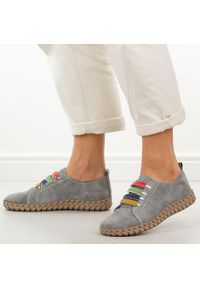 Szare skórzane półbuty damskie Vinceza 95377. Okazja: na spacer, na co dzień. Nosek buta: okrągły. Kolor: szary. Materiał: zamsz. Szerokość cholewki: normalna. Wzór: aplikacja, kolorowy. Sezon: wiosna, lato. Styl: casual, elegancki, sportowy, klasyczny #1