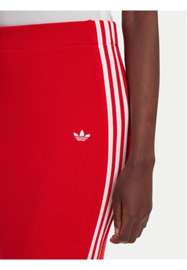 Adidas - adidas Spódnica ołówkowa adicolor Knit 3-Stripes JW2660 Czerwony Regular Fit. Kolor: czerwony. Materiał: wiskoza