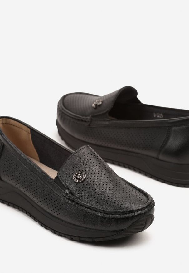 Born2be - Czarne Mokasyny w Casualowym Stylu z Perforacją i Skórzaną Wkładką Elaninora. Okazja: na co dzień. Kolor: czarny. Materiał: skóra. Styl: casual, elegancki