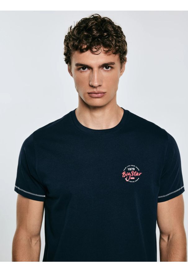 Big-Star - Koszulka męska z kontrastowymi przeszyciami granatowa Elvin 403. Okazja: na co dzień. Kolor: niebieski. Materiał: skóra, denim, materiał, dzianina, jeans, bawełna. Wzór: nadruk. Styl: klasyczny, casual