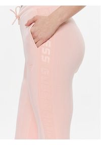 Guess Spodnie dresowe V2YB18 K7UW2 Różowy Regular Fit. Kolor: różowy. Materiał: wiskoza