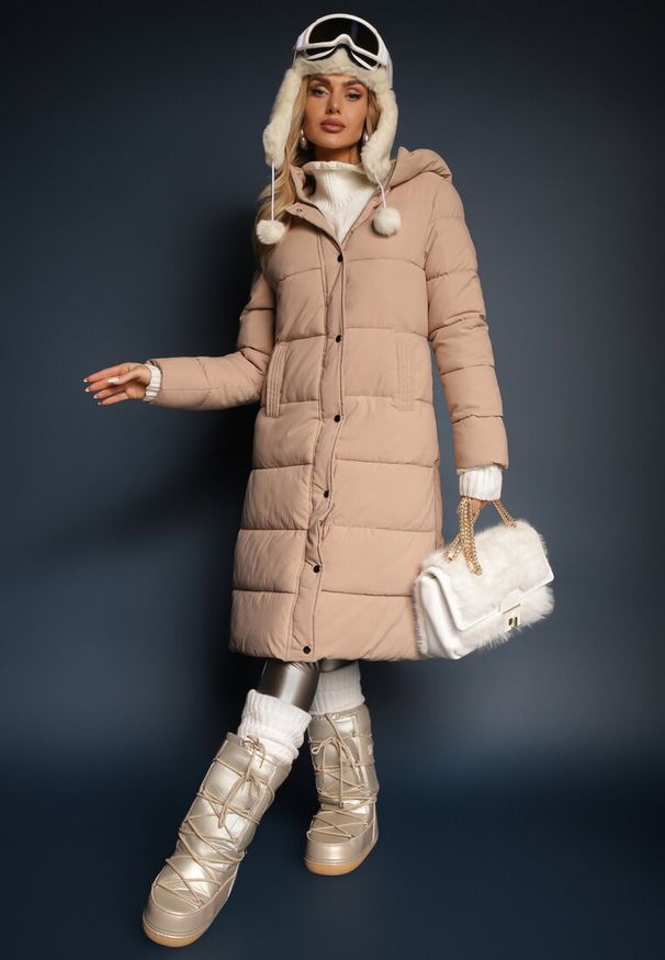 Renee - Beżowa Pikowana Długa Kurtka Płaszcz z Kapturem i Napami Tisima. Okazja: na co dzień. Typ kołnierza: kaptur. Kolor: beżowy. Długość: długie. Wzór: gładki. Materiał: tkanina, jeans. Długość rękawa: długi rękaw. Sezon: zima, jesień. Styl: casual, elegancki