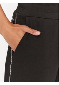 Guess Spodnie dresowe W3YB18 KB932 Czarny Regular Fit. Kolor: czarny. Materiał: bawełna, syntetyk #5