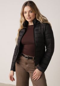 Born2be - Czarna Taliowana Przejściowa Kurtka Pikowana z Odpinanym Kapturem Zinnorae. Okazja: na co dzień. Kolor: czarny. Materiał: jeans, nylon. Styl: casual #3