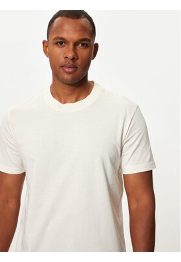 Calvin Klein Jeans T-Shirt Institutional J30J326402 Écru Regular Fit. Materiał: bawełna