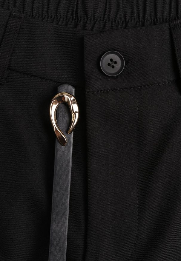 Born2be - Czarne Eleganckie Szorty z Wysokim Stanem i Wąskim Paskiem z Klamrą Rissarah. Okazja: na co dzień. Stan: podwyższony. Kolor: czarny. Wzór: gładki. Styl: elegancki