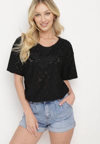 Born2be - Czarny Klasyczny Ażurowy T-shirt z Krótkim Rękawem Ninnia. Okazja: na co dzień, na spotkanie biznesowe. Kolor: czarny. Materiał: jeans. Długość rękawa: krótki rękaw. Długość: krótkie. Wzór: ażurowy. Styl: klasyczny