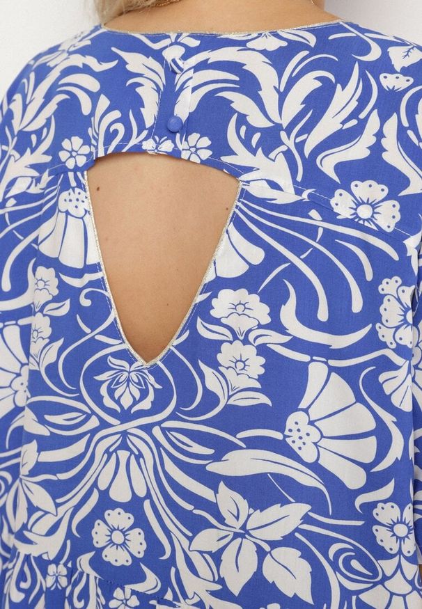 Born2be - Niebieska Pudełkowa Sukienka z Wiskozy w Kwiaty z Guzikami Liramiree. Okazja: na imprezę, na co dzień, na spacer. Kolor: niebieski. Materiał: wiskoza. Wzór: kwiaty. Typ sukienki: proste. Styl: casual, klasyczny, elegancki