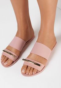 Born2be - Różowe Klapki Caesips. Nosek buta: okrągły. Kolor: różowy. Materiał: guma. Wzór: aplikacja, jednolity. Styl: glamour #1