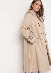 Born2be - Beżowy Płaszcz Trencz Dwurzędowy z Plisami z Tyłu i Materiałowym Paskiem Hellie. Kolor: beżowy. Materiał: materiał. Styl: elegancki #4