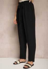 Renee - Czarne Spodnie High Waist Ozdobione Wiązanym Paskiem Araleira. Okazja: na co dzień, na spacer. Stan: podwyższony. Kolor: czarny. Materiał: jedwab. Długość: długie. Wzór: aplikacja. Sezon: wiosna. Styl: casual #5