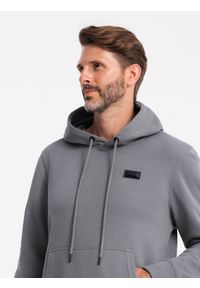 Ombre Clothing - Męska bluza dresowa kangurka z kapturem i metalowym pinem – szara V1 OM-SSNZ-0141 - XXL. Okazja: na co dzień. Typ kołnierza: kaptur. Kolor: szary. Materiał: dresówka. Wzór: jednolity. Styl: casual