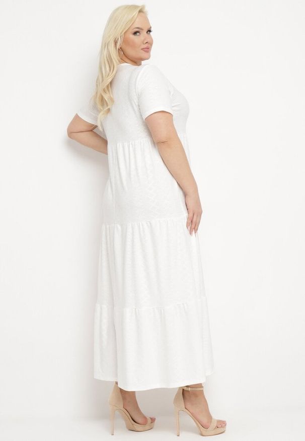 Born2be - Biała Rozkloszowana Sukienka z Krótkim Rękawem i Ozdobnymi Haftami Guletta. Kolekcja: plus size. Kolor: biały. Długość rękawa: krótki rękaw. Wzór: haft. Typ sukienki: dla puszystych