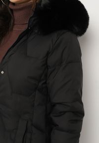 Born2be - Czarna Kurtka Pikowana o Długim Fasonie z Kapturem i Futrem Vertizola. Okazja: na spacer, na co dzień. Typ kołnierza: kaptur. Kolor: czarny. Materiał: futro. Długość: długie. Styl: casual, elegancki #6