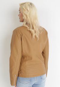 Born2be - Brązowa Kurtka Ramoneska z Ekoskóry z Ozdobnymi Paskami na Napy Bellassa. Typ kołnierza: kołnierzyk stójkowy. Kolekcja: plus size. Kolor: brązowy. Wzór: paski #3