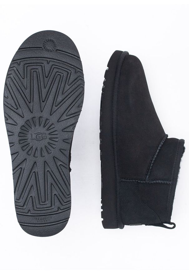Ugg - Buty zimowe damskie UGG W Classic Ultra Mini (1116109-BLK). Wysokość cholewki: przed kostkę. Kolor: czarny. Materiał: wełna, zamsz, jeans, materiał. Szerokość cholewki: normalna. Sezon: zima. Styl: klasyczny, elegancki