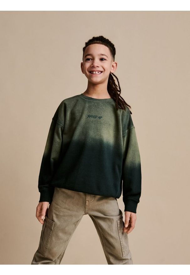 Reserved - Bluza oversize z efektem sprania - ciemnozielony. Kolor: zielony. Materiał: bawełna, dzianina