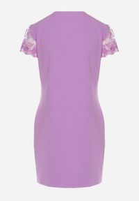 Born2be - Fioletowa Dopasowana Sukienka z Koronkowym Rękawkiem Cidariana. Okazja: na imprezę. Kolor: fioletowy. Materiał: koronka. Długość rękawa: krótki rękaw. Styl: klasyczny, elegancki #2