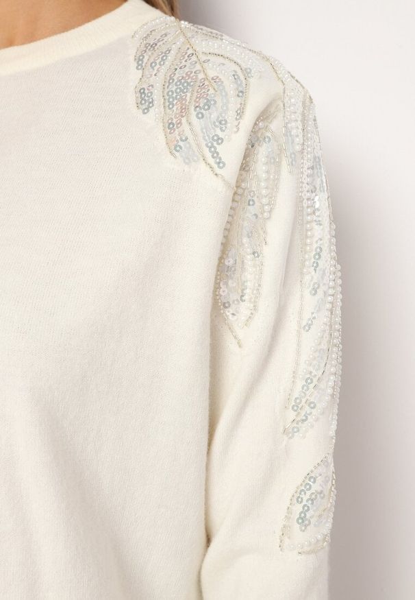 Born2be - Jasnobeżowy Sweter z Dodatkiem Modalu i Wiskozy z Perłami i Cekinami na Ramionach Ivenise. Kolor: beżowy. Materiał: wiskoza. Sezon: zima