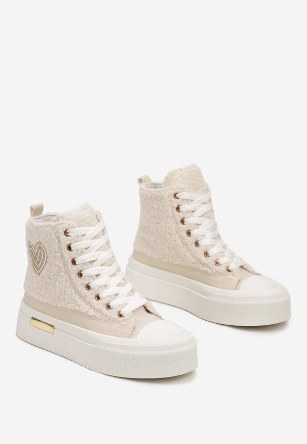 Born2be - Beżowe Trampki na Grubej Podeszwie z Futerkową Cholewką Zdobioną Aplikacją z Serduszkiem Innalise. Okazja: na co dzień. Kolor: beżowy. Materiał: jeans. Szerokość cholewki: normalna. Wzór: aplikacja. Styl: casual